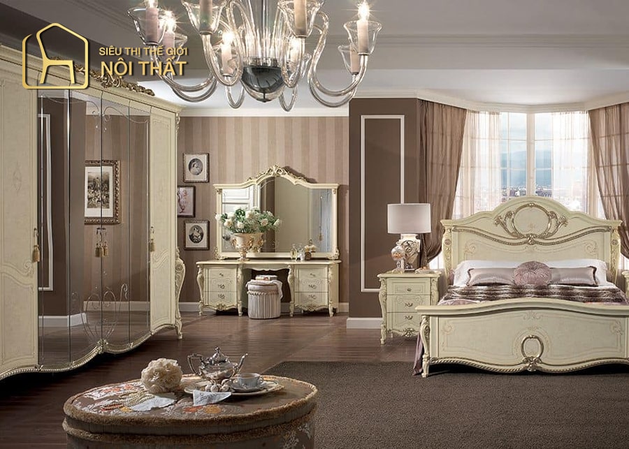 Nội thất phòng ngủ với chiếc giường đơn giản nhưng những thiết kế bàn phấn, tủ quần áo với những chi tiết hoa văn tinh xảo làm nổi bật lên phong cách tân cổ điển