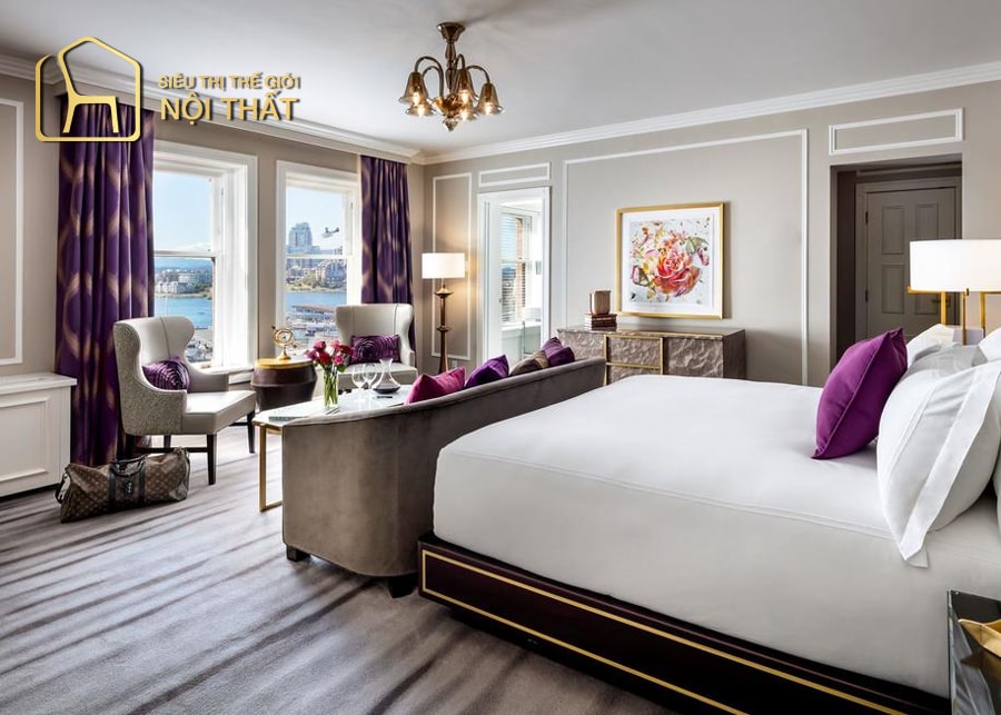 Nội thất phòng ngủ tân cổ điển tận dụng ánh sáng tự nhiên với cửa sổ lớn kết hợp với một chiếc giường lớn với các chi tiết được chạm khắc vô cùng tinh xảo