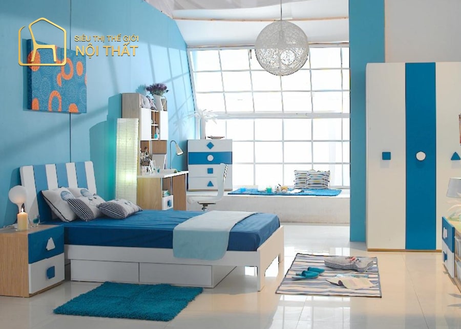 Kết hợp hài hòa giữa tông màu trắng và xanh dương mang lại sự tươi mát, mạnh mẽ cho phòng ngủ của bé trai