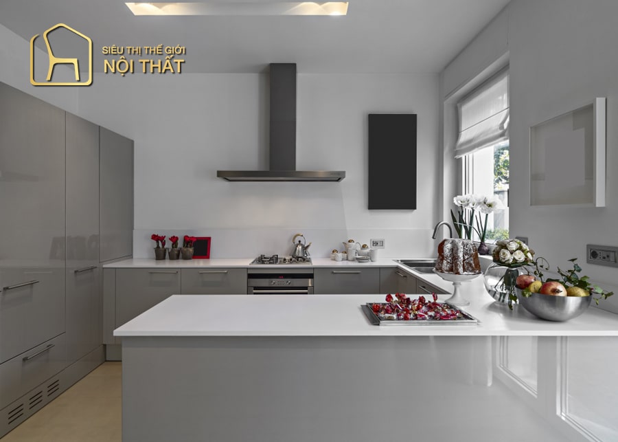 Nội thất nhà bếp hình chữ U là nhà bếp với hệ thống tủ bếp, kệ bếp gồm 3 mặt tiếp xúc, mem theo cả ba mặt tường tạo thành 2 góc vuông