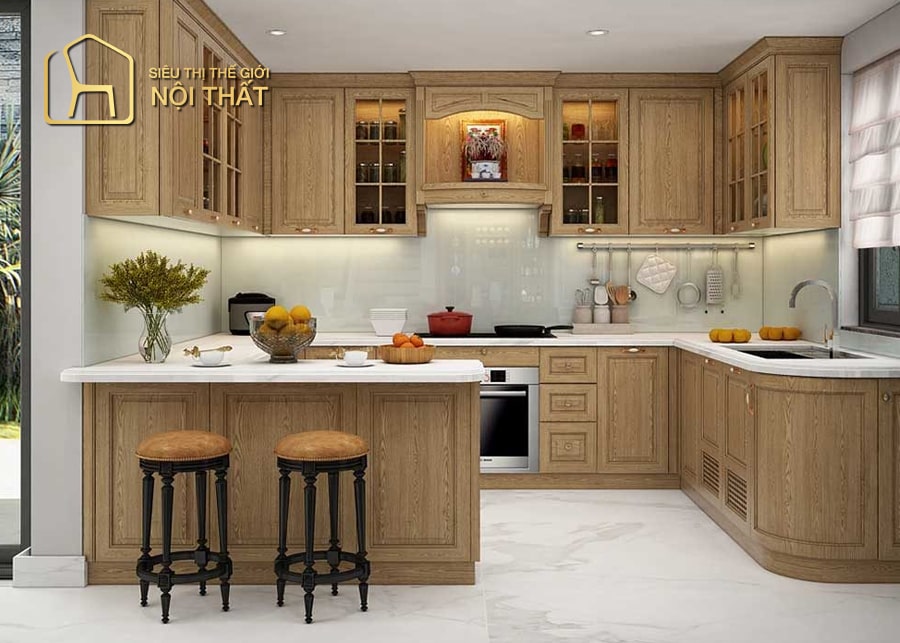 Mẫu thiết kế nhà bếp hình chữ U với nội thất gỗ truyền thống