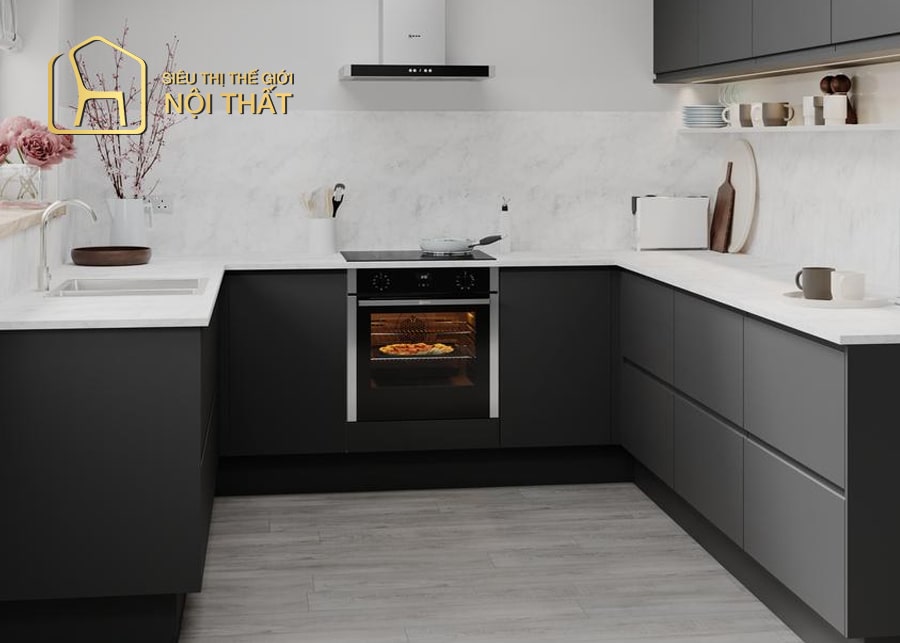 tủ bếp chữ L đơn giản với gam màu trắng cho mẫu thiết kế nội thất phòng bếp nối liền phòng khách đặc trưng của căn hộ nhỏ