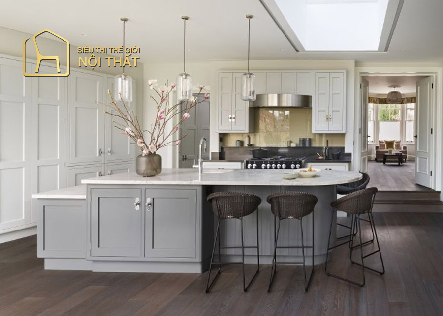 Mẫu tủ bếp cổ điển đẹp thiết kế dạng chữ U cho không gian nhà phố, biệt thự với chất liệu gỗ sồi màu trắng cho tổng thể kết hợp họa tiết vân đá có độ bóng sáng sang trọng tinh tế.