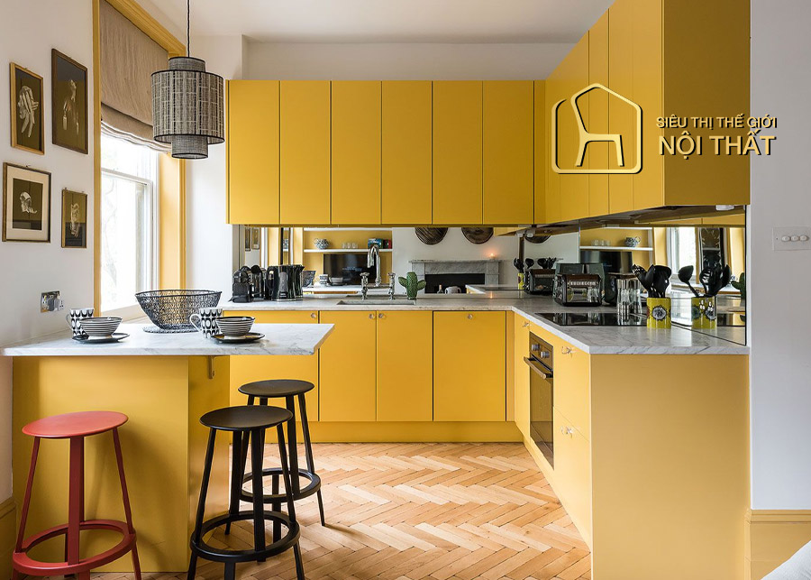 Mẫu tủ bếp gỗ tự nhiên sắc vàng tươi hướng ánh sáng cho không gian nhỏ