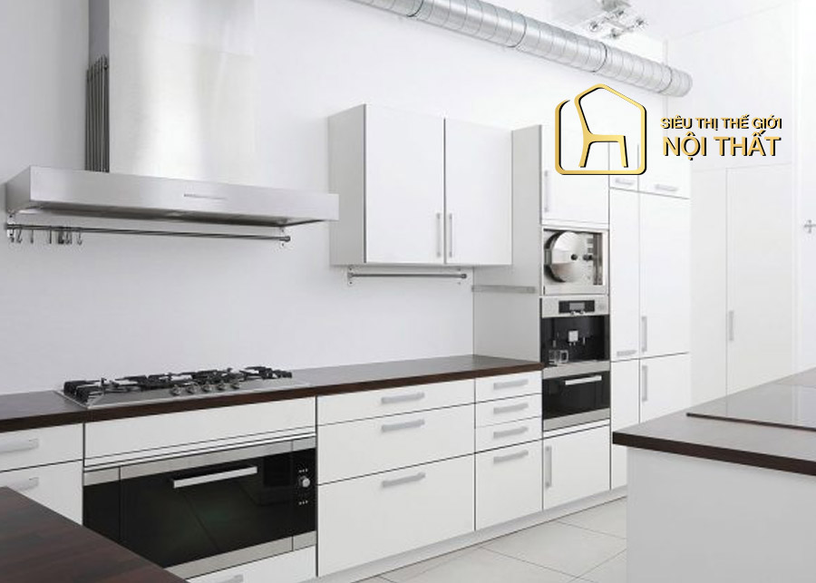 Mẫu thiết kế tủ bếp với hệ thống kệ đa năng chất liệu acrylic kết hợp laminate tông màu trắng hiện đại cho căn bếp