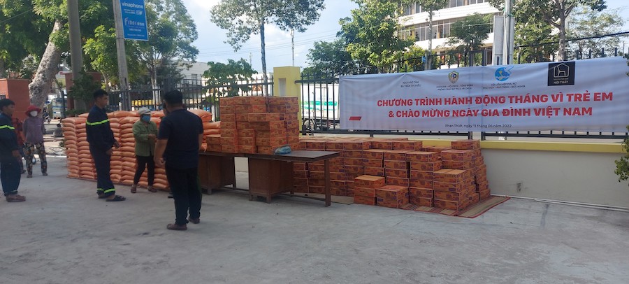 Các món quà được trao tay