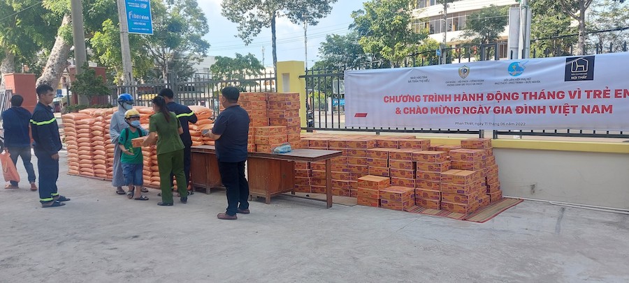 Các món quà được trao tay