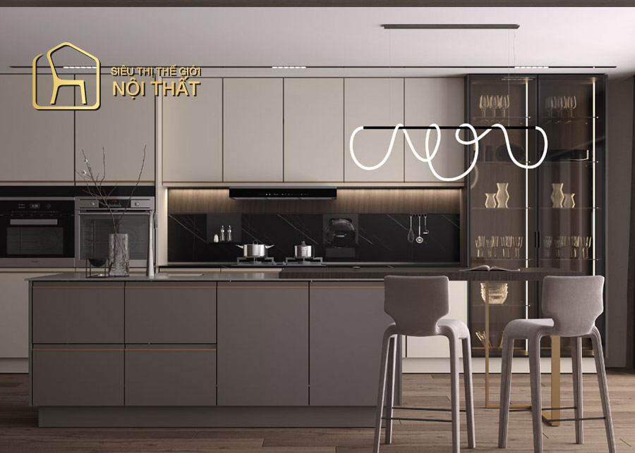 Tủ bếp hiện đại đơn giản với gỗ công nghiệp với lớp phủ Melamine tone màu trắng ở tủ trên và lớp phủ Laminate vân gỗ ở tủ dưới là lựa chọn của nhiều gia đình hiện nay.
