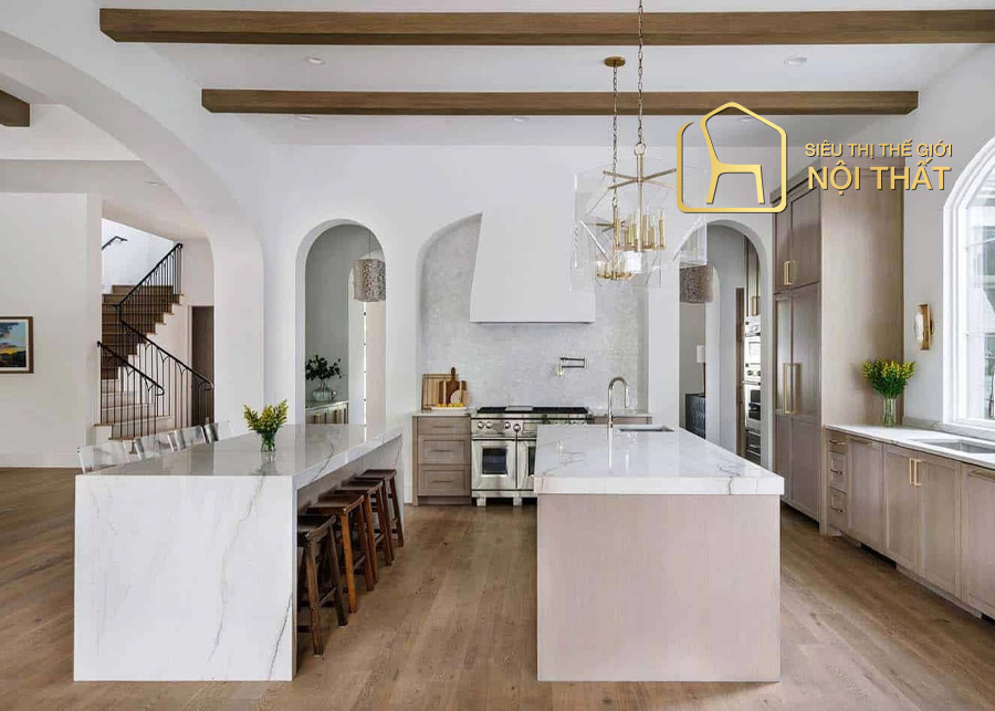 Nhà bếp mang hơi hướng hiện đại kết hợp đặt những chiếc ghế ngồi họa tiết hoa văn đẹp mắt, màu sắc nổi bật