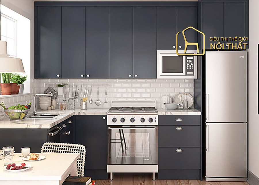 Tủ bếp mini sang trọng với chất liệu gỗ tự nhiên kết hợp thiết kế đụng trần tận dụng tối đa diện tích không gian nhà bếp