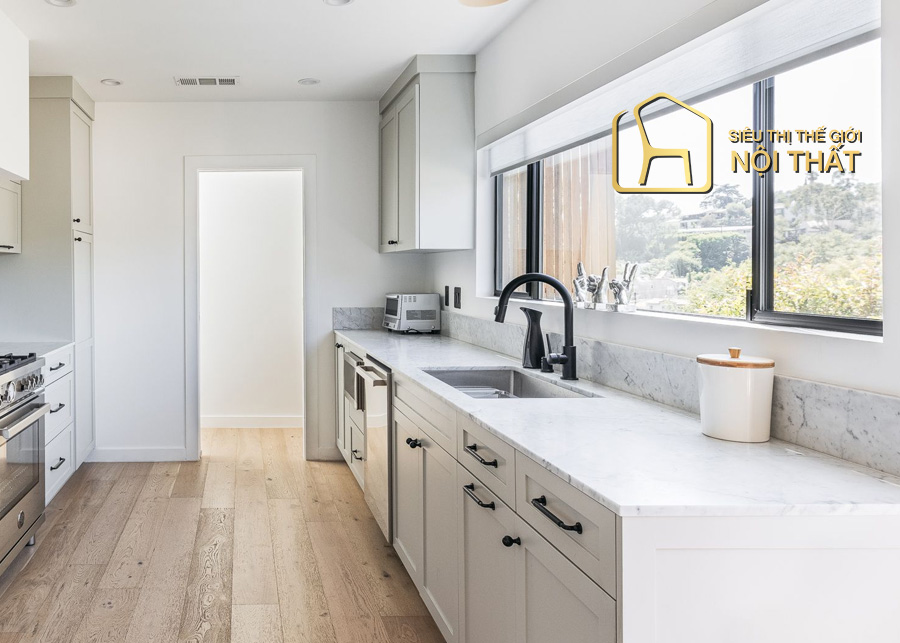 Mẫu thiết kế tủ bếp mini với hệ thống kệ đa năng chất liệu acrylic kết hợp laminate tông màu trắng hiện đại cho căn bếp