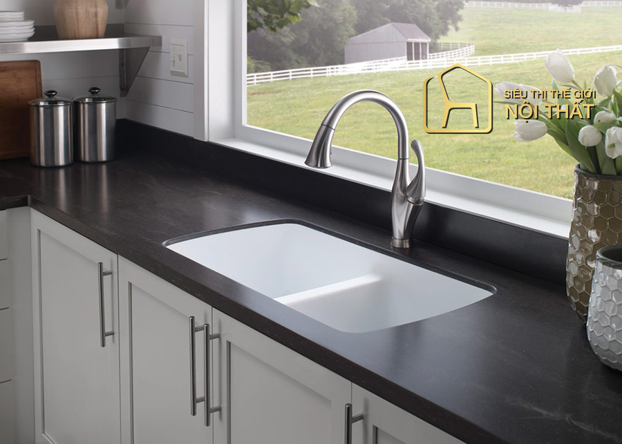 Kiểu tủ bếp có bồn rửa chén thiết kế chân cao lạ mắt đồng thời gầm tủ cũng được dễ dàng làm sạch