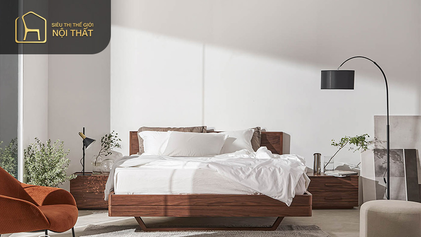 Một trong những cách sắp xếp phòng ngủ 10m2 để tạo nhiều khoảng trống đó là nên chọn giường có thiết kế đơn giản và  kê giường ở vị trí gọn gàng