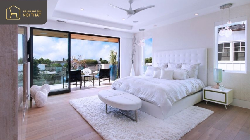 Việc phối màu linh hoạt độc đáo trong thiết kế nội thất cho phòng ngủ có ban công đem lại không gian ấm áp dễ chịu