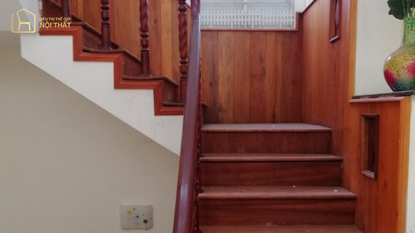 Các mẫu gạch ốp tường cầu thang giả gỗ có độ bền cao và giá thành rẻ giúp tiết kiệm chi phí cho gia chủ