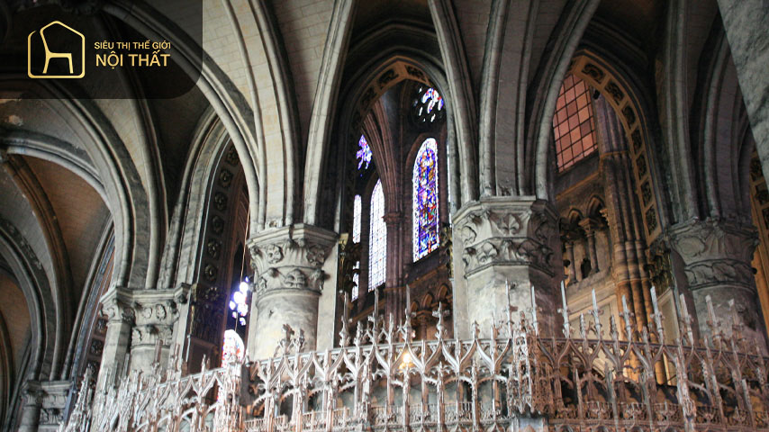 Những công trình phong cách Gothic thường đồ sộ và rộng rãi Những công trình phong cách Gothic thường đồ sộ và rộng rãi