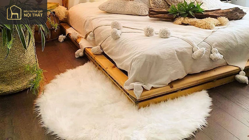 Trang trí phòng ngủ nhỏ với thảm giúp tăng tính thẩm mỹ Trang trí phòng ngủ nhỏ với thảm giúp tăng tính thẩm mỹ cho căn phòng và chống trơn trượt rất tốt