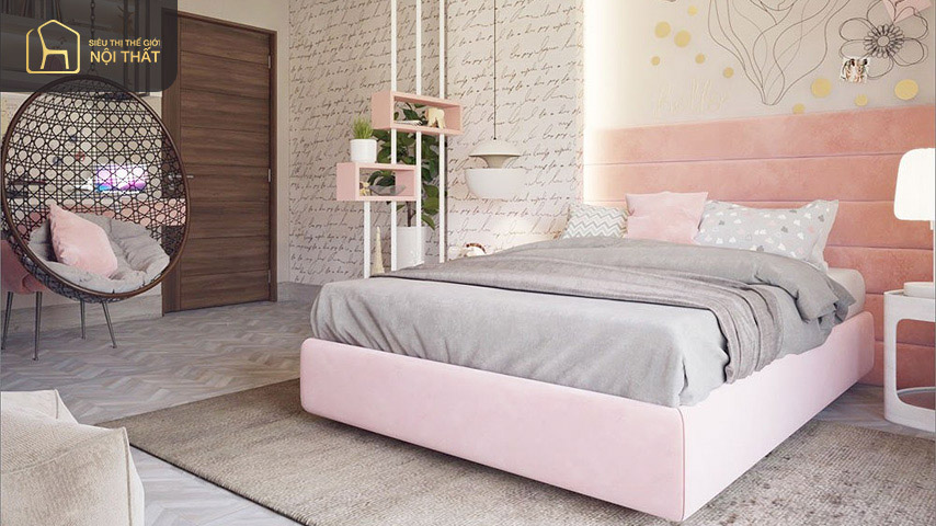 Sử dụng gối hồng kết hợp với tường màu be Sử dụng gối hồng kết hợp với tường màu be là cách trang trí phòng ngủ nhỏ được nhiều người yêu thích