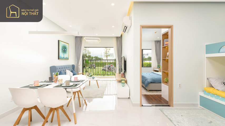 Chọn cửa kính lớn và đặt cây xanh ngoài ban công khi thiết kế nội thất chung cư 45m2 Chọn cửa kính lớn và đặt cây xanh ngoài ban công khi thiết kế nội thất chung cư 45m2 giúp tạo không gian thoáng đãng mát mẻ cho không gian căn phòng