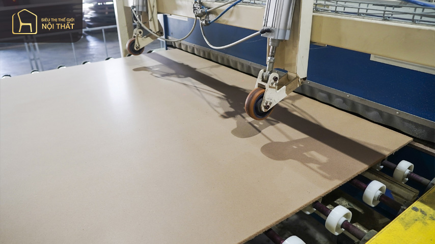 Sản xuất ván MDF chống ẩm có 2 quy trình đó là quy trình ướt và quy trình khô Sản xuất ván MDF chống ẩm có 2 quy trình đó là quy trình ướt và quy trình khô
