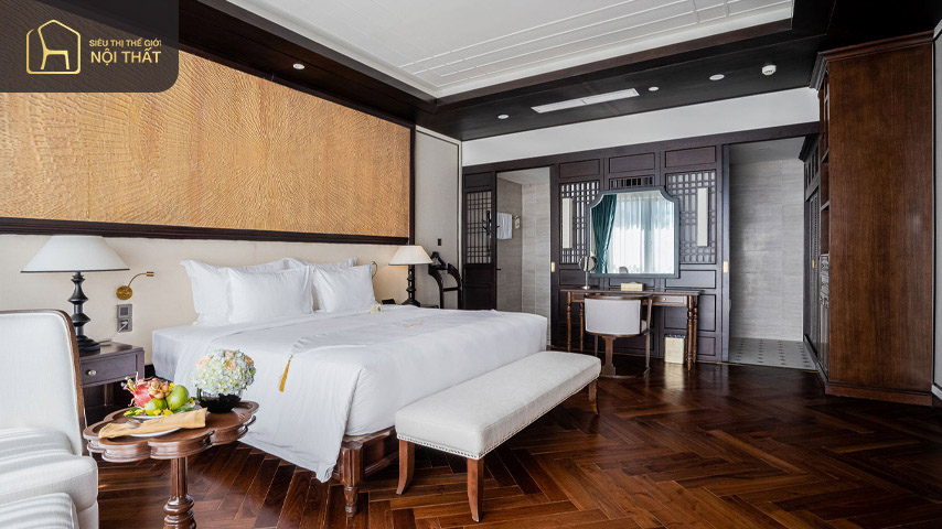 Phòng Royal Suite có thiết kế vương giả, phòng tắm diện tích rộng rãi