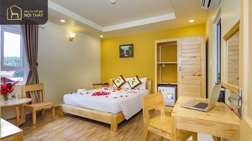 So với khách sạn 4, 5 sao thì số lượng phòng ngủ ở khách sạn 2, 3 sao ít hơn, diện tích có thể nhỏ hơn