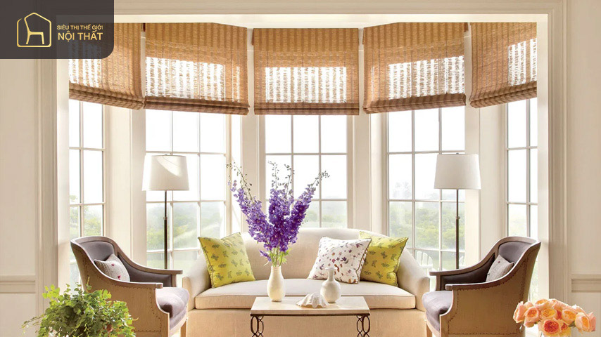 Cửa sổ ba mặt cho phép bay window lấy ánh sáng tự nhiên từ nhiều hướng vào phòng, giúp tiết kiệm năng lượng và tốt cho sức khỏe. Cửa sổ ba mặt cho phép bay window lấy ánh sáng tự nhiên từ nhiều hướng vào phòng, giúp tiết kiệm năng lượng và tốt cho sức khỏe.