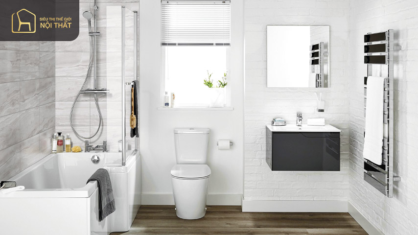 Sử dụng kệ treo tường để trang trí phòng tắm có bồn tắm