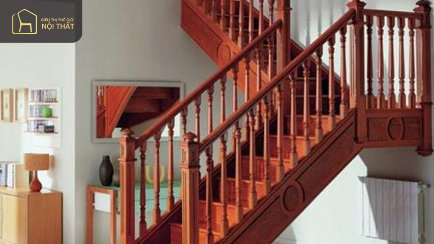 Mẫu cầu thang được làm bằng gỗ căm xe