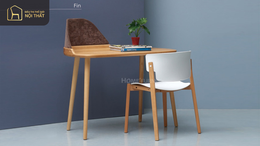 Hình 2: Bàn FIN làm bằng gỗ beech đem lại sự tối giản thanh lịch