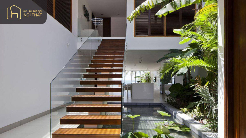 Tại chân cầu thang phòng khách đặt hồ cá thủy sinh