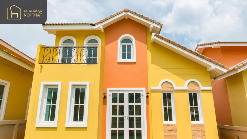 Màu sơn vàng được xem là điểm nhấn nổi bật cho nhà phố hiện đại