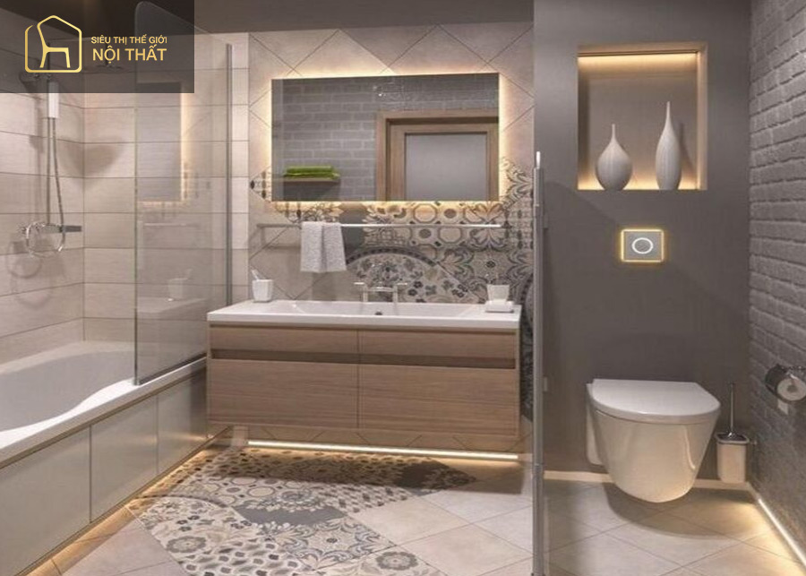 Gạch lát sàn in họa tiết cùng với kệ gỗ và vách kính tắm độc đáo làm cho nhà tắm 4m2 thêm phần sang trọng