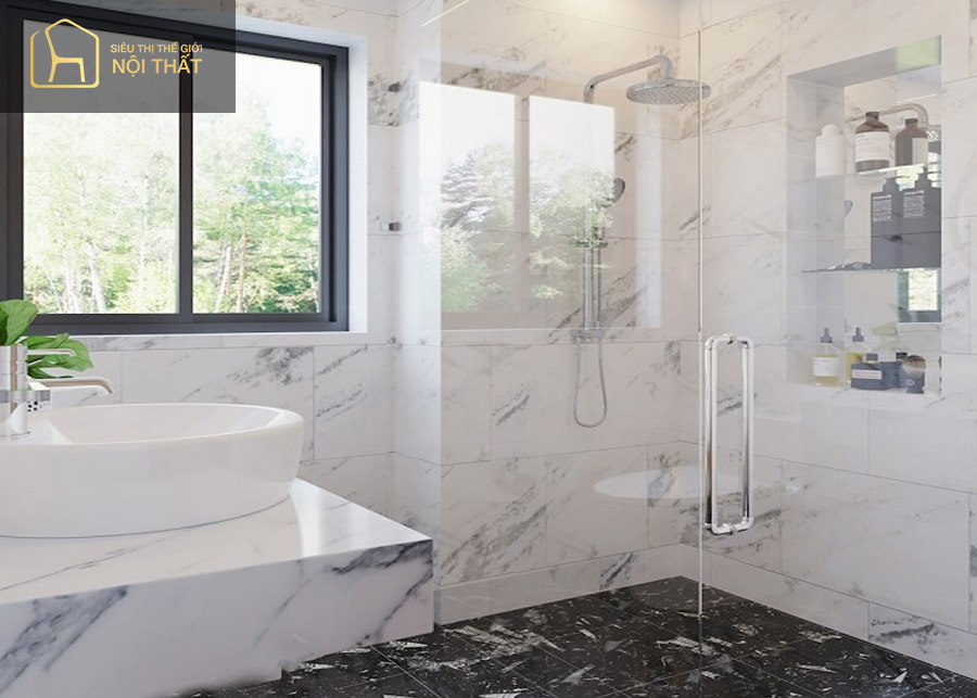 Tường và sàn ốp đá có vách tắm kính trong thiết kế phòng tắm 4m2 vô cùng ấn tượng
