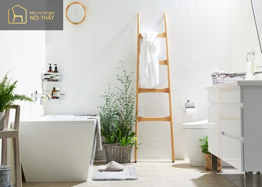 Gương trang trí và thang gỗ làm sáng sủa tổng thể kết cấu không gian thiết kế nhà tắm 4m2