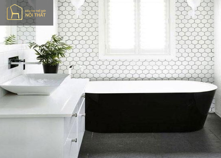 Nhiều gia chủ sử dụng giấy dán tường và đồ nội thất góc cạnh cho thiết kế nhà tắm 4m2