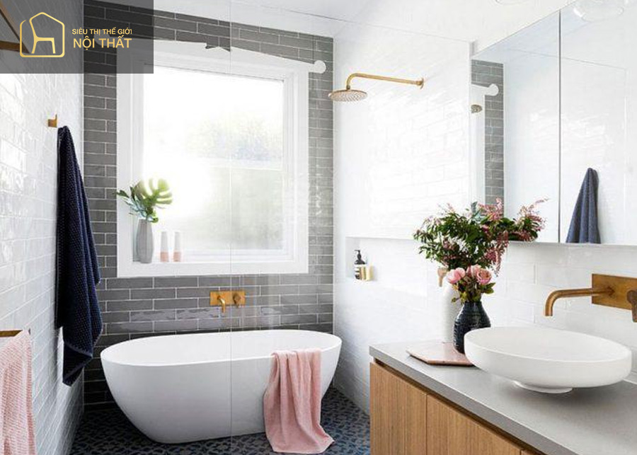 Lọc không khí phòng tắm 4m2 bằng kệ tủ gỗ và hoa trang trí 