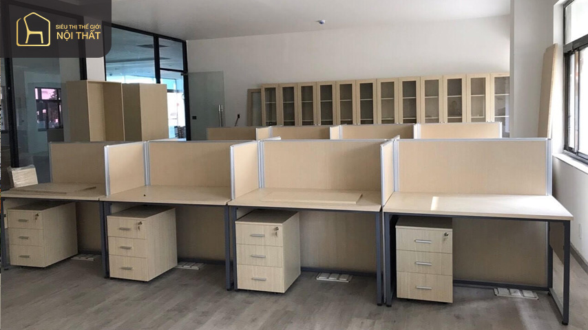 Các vách ngăn và đệm màu sắc góp phần đem lại sự bắt mắt cho thiết kế văn phòng 20m2