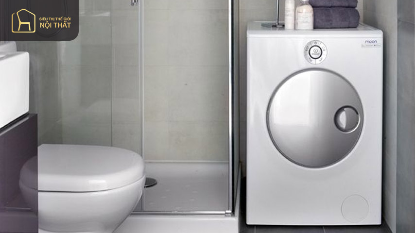Dùng buồng tắm có vòi sen để ngăn cách không cho nước tiếp xúc với máy giặt