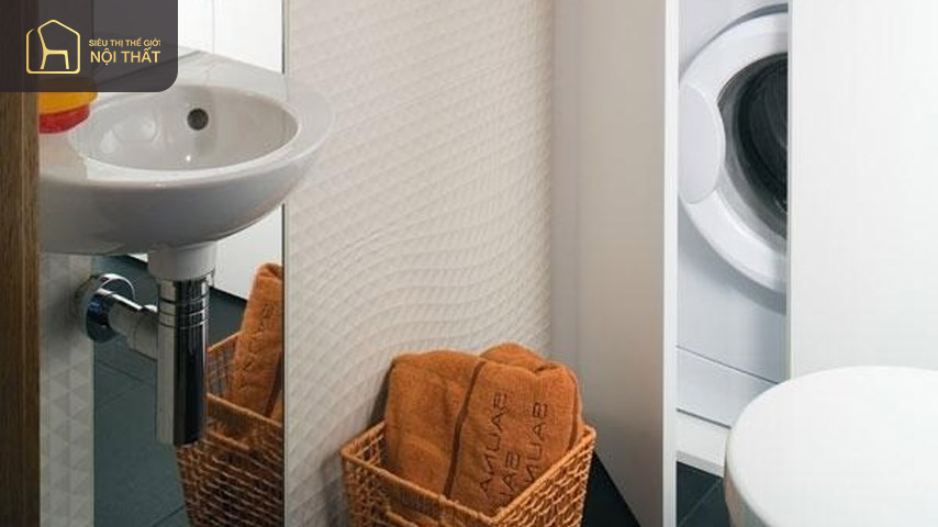 Đặt máy giặt trong được đặt trong phòng tắm cũng là một giải pháp không bị ngấm nước
