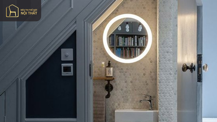 Một bức tường được trang trí bắt mắt khác của mẫu thiết kế nhà vệ sinh dưới gầm cầu thang