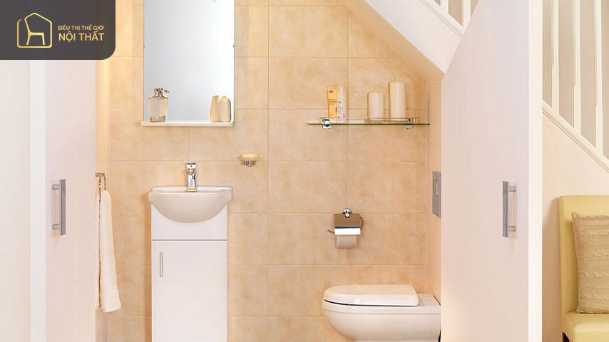 Giấy dán tường họa tiết hoa nhiều màu sắc rất được ưa chuộng trong các thiết kế nhà tắm dưới gầm cầu thang
