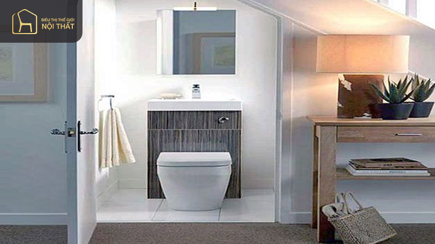 Thiết kế nhà vệ sinh dưới gầm cầu thang giúp đảm bảo sự riêng tư của gia đình.