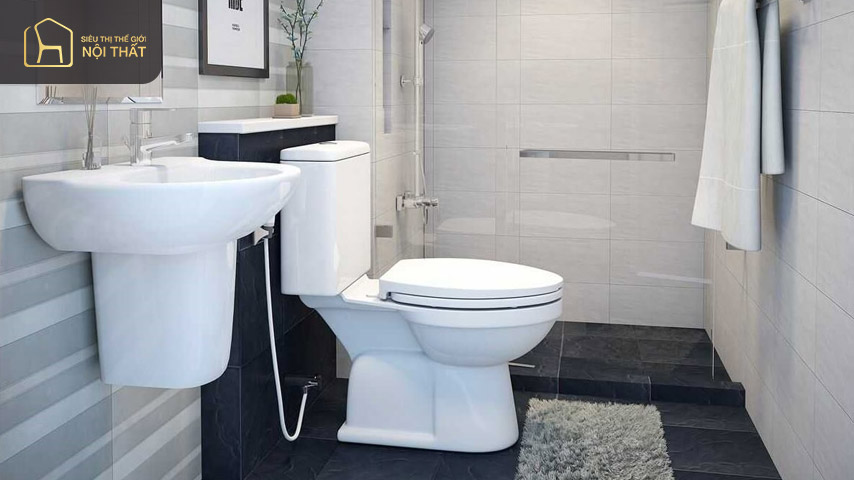Thiết kế phòng tắm nhỏ 1m2 kiểu đơn giản với một chiếc bồn rửa và bồn cầu nhỏ, có thể bổ sung kệ treo tường và vòi sen.