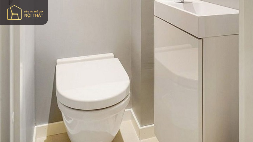 Tông màu trắng và chi tiết đơn giản làm tạo cảm giác thông thoáng phòng tắm nhỏ 1m2