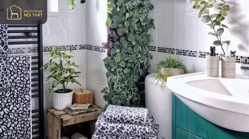 Thiết kế phòng tắm nhỏ 1m2 bố trí nhiều cây xanh giúp thêm phần gần gũi với thiên nhiên