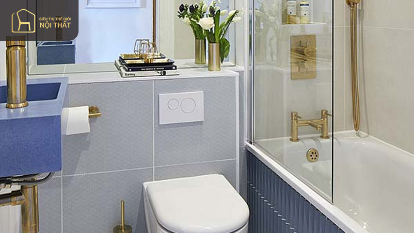 Màu xanh biển cùng bồn cầu nhỏ và gương lớn giúp phòng tắm 1m2 sáng bừng lên 