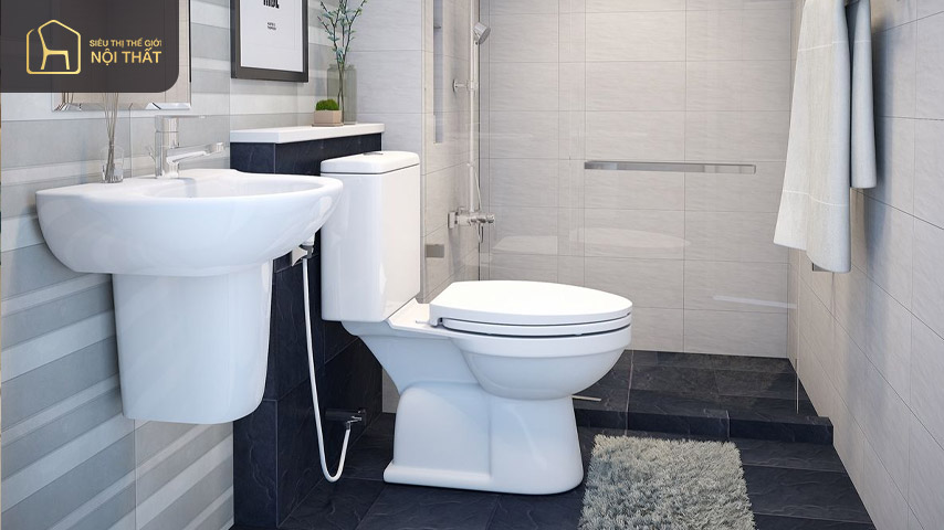Gạch ốp tường xám kết hợp cùng sàn đen và thiết bị phong cách hiện đại đã khiến mẫu thiết kế phòng tắm nhỏ 1m2 này thêm phần tiện nghi 