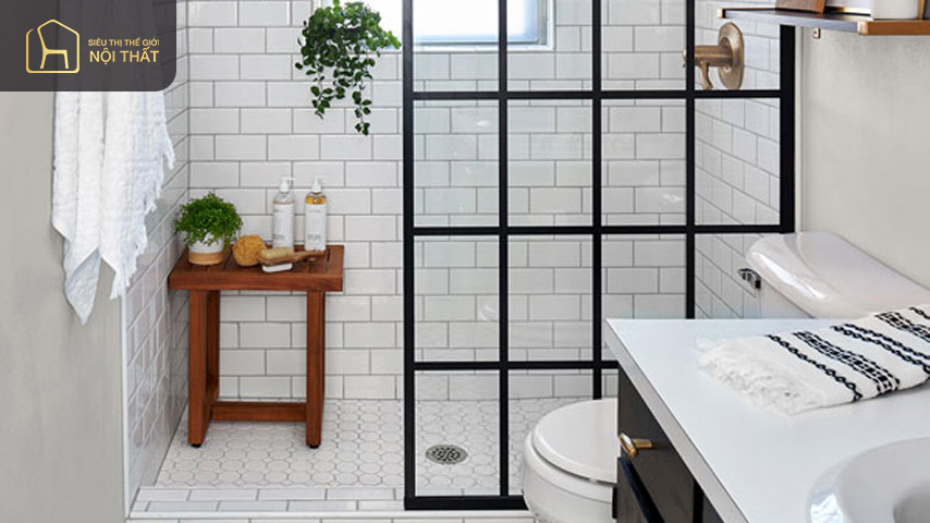 Khung đen kết hợp cùng gạch ốp mầu trắng tạo sự hài hòa tinh tế cho thiết kế phòng tắm nhỏ 1m2