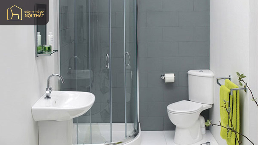 Thiết kế màu xám và trắng cùng vách tắm lớn làm tăng sự hiện đại, tối giản cho thiết kế phòng tắm 3m2